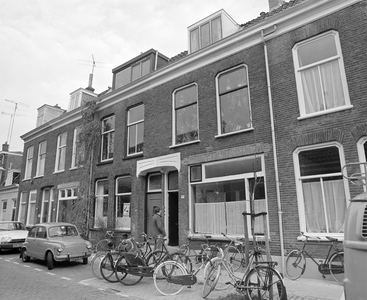 884587 Gezicht op de woningen Kapelstraat 37 (links)-lager te Utrecht.